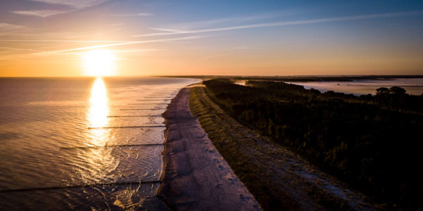 Ferienwohnung mieten Prerow. Sportstrand Prerow im Sonnenaufgang mit Blick auf Zingst