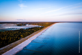 Luftbild von Prerow und dem dahinter liegenden Darss - Bild: Sebastian Lehmann, L-S-Photographie.de Luftbild von Prerow und dem dahinter liegenden Darss. Ferienwohnung mieten an der Ostsee.