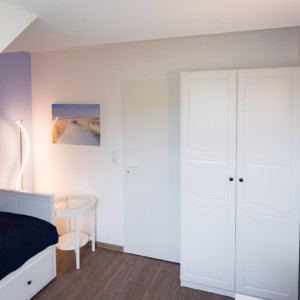 Hier ist das Bett des Mehrzweckzimmers als Sitzgelegenheit konfiguriert Residenz Kormoran P7 Mehrzweckzimmer Ferienwohnung mieten