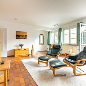 Wohnbereich der Ferienwohnung Buhnenspitze für 4-6 Personen in der Residenz Kormoran in Prerow. Geräumige Ferienwohnung im Darß direkt an der Ostsee.