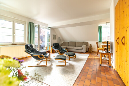 Ferienwohnung Buhnenspitze für 4-6 Personen in der Residenz Kormoran in Prerow. Geräumige Ferienwohnung im Darß direkt an der Ostsee. großzügiger, lichtdurchfluteteter Wohnraum mit zwei Fernsehecke und Zugang zum Balkon