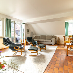 Wohnbereich der Ferienwohnung Buhnenspitze für 4-6 Personen in der Residenz Kormoran in Prerow. Geräumige Ferienwohnung im Darß direkt an der Ostsee.