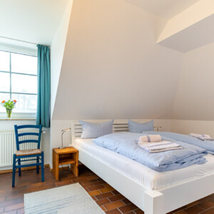 Elternschlafzimmer der Ferienwohnung Buhnenspitze für 4-6 Personen in der Residenz Kormoran in Prerow. Geräumige Ferienwohnung im Darß direkt an der Ostsee.