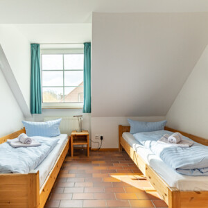 Zweites Schlafzimmer in der Ferienwohnung Buhnenspitze für 4-6 Personen in der Residenz Kormoran in Prerow. Geräumige Ferienwohnung im Darß direkt an der Ostsee.