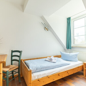 Zweites Schlafzimmer in der Ferienwohnung Buhnenspitze für 4-6 Personen in der Residenz Kormoran in Prerow. Geräumige Ferienwohnung im Darß direkt an der Ostsee.