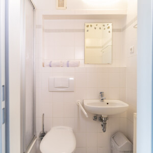 Duschbad im Obergeschoß der Ferienwohnung Buhnenspitze für 4-6 Personen in der Residenz Kormoran in Prerow. Geräumige Ferienwohnung im Darß direkt an der Ostsee.