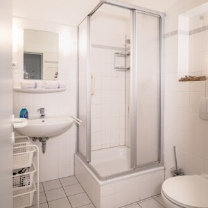 Duschbad in der Ferienwohnung Buhnenspitze für 4-6 Personen in der Residenz Kormoran in Prerow. Geräumige Ferienwohnung im Darß direkt an der Ostsee.