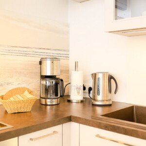 Die Küchenaustattung in der Ferienwohnung P3 im Ostseebad Prerow. Die Küchenaustattung in der FeWo - Kaffeemaschine, Wasserkocher, Teekanne. Ferienwohnung mieten im Ostseebad Prerow.