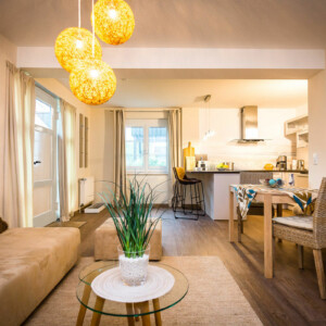 Das Wohnzimmer mit Blick auf die offene Wohnküche in unserer exklusiv eingerichteten Ferienwohnung P3 für 2 Personen in Prerow. Das Wohnzimmer mit Blick auf die offene Wohnküche in unserer exklusiv eingerichteten Ferienwohnung P3 für 2 Personen in Prerow. Bild: Sebastian Lehmann - L-S-Photographie.de