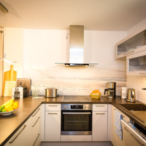 Die voll ausgestattetet Wohnküche in der Ferienwohnung P3 im Ostseebad Prerow. Die Küche in der FeWo. Ferienwohnung mieten im Ostseebad Prerow.