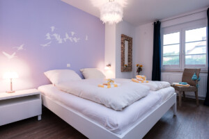 Traumhaft nächtigen … Schlafzimmer der Ferienwohnung P3 in Prerow an der Ostsee. Geeignet für 2 Personen. Bild: Sebastian Lehmann - L-S-Photographie.de