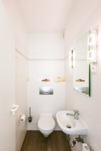 Das zusätzliche kleine WC in unserer exklusiv eingerichteten Ferienwohnung für 2 Personen in Prerow. Das zusätzliche kleine WC in unserer exklusiv eingerichteten Ferienwohnung für 2 Personen in Prerow. Bild: Sebastian Lehmann - L-S-Photographie.de