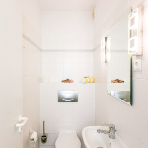 Das zusätzliche kleine WC in unserer exklusiv eingerichteten Ferienwohnung für 2 Personen in Prerow. Das zusätzliche kleine WC in unserer exklusiv eingerichteten Ferienwohnung für 2 Personen in Prerow. Bild: Sebastian Lehmann - L-S-Photographie.de