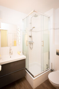 Das Badezimmer in unserer exklusiv eingerichteten Ferienwohnung für 2 Personen in Prerow. Badezimmer der Ferienwohnung P3 in Prerow an der Ostsee Bild: Sebastian Lehmann - L-S-Photographie.de