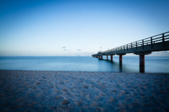 Die Seebrücke im Ostseebad Prerow auf der Habinsel Fischland-Darss-Zingst. Ferienwohnung mieten in Prerow. Die Seebrücke im Ostseebad Prerow auf der Habinsel Fischland-Darss-Zingst. Ferienwohnung mieten in Prerow. Bild: Sebastian Lehmann - L-S-Photographie.de
