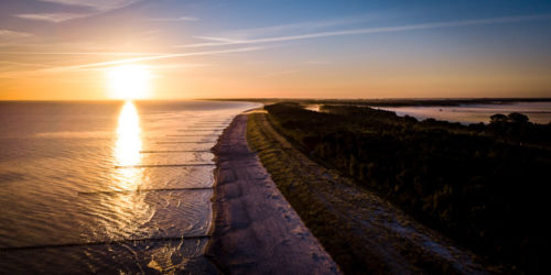 Sportstrand Prerow im Sonnenaufgang mit Blick auf Zingst Ferienwohnung mieten Prerow. Sportstrand Prerow im Sonnenaufgang mit Blick auf Zingst