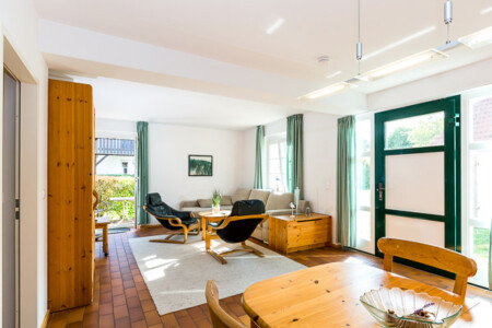 Ferienwohnung Brandung für 2-4 Personen in der Residenz Kormoran in Prerow. Geräumige Ferienwohnung im Darß direkt an der Ostsee Lichtdurchfluteteter Wohnraum mit zwei Fernsehecke, Esstisch und Zugang zur Terasse