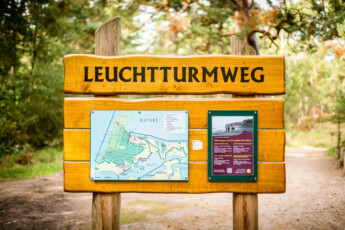 Beschilderung im Darss. Der Leuchtturmweg. Von unserer Ferienwohnung schnell erreichbar. Nationalpark-Vorpommersche-Boddenlandschaft-Darss-Wald-Urlaub