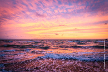 Farbspektakel am Weststrand beim Sonnenuntergang nahe dem Leuchtturm und Darßer Ort bei Prerow. Farbspektakel am Weststrand beim Sonnenuntergang nahe dem Leuchtturm und Darßer Ort bei Prerow. Ferienwohnung mieten in Prerow. Bild: Sebastian Lehmann - L-S-Photographie.de