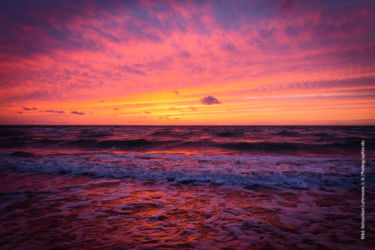 Farbspektakel am Westastrand beim Sonnenuntergang nahe dem Leuchtturm und Darßer Ort bei Prerow. Farbspektakel am Westastrand beim Sonnenuntergang nahe dem Leuchtturm und Darßer Ort bei Prerow. Ferienwohnung mieten in Prerow. Bild: Sebastian Lehmann - L-S-Photographie.de