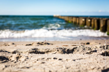Feiner weißer Sandstrand in Ahrenshoop auf der Halbinsel Fischland-Darss-Zingst. Von unserer Ferienwohnung aus ist der Strand von Ahrenshoop gut mit dem Rad erreichbar. Feiner weißer Sandstrand in Ahrenshoop auf der Halbinsel Fischland-Darss-Zingst. Von unserer Ferienwohnung aus ist der Strand von Ahrenshoop gut mit dem Rad erreichbar. Bild: Sebastian Lehmann - L-S-Photographie.de