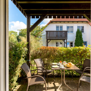 Die kleine Terasse der Brandung läd zum Frühstücken im Freien ein. Terasse der Ferienwohnung Brandung im Ostseebad Prerow