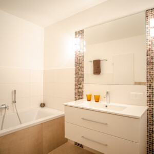 Das hochwertig ausgestatteten Badezimmer der Ferienwohnung P7 mit großer Badewanne (190cm) zum Entspannen nach einem tollen Tag am Darss. Hochwertig ausgestattetes Haupt-Badezimmer mit Badewanne in der Ferienwohnung P7 in der Residenz Kormoran in Prerow