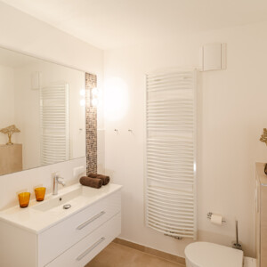 Das große, hochwertig ausgestattete Haupt-Badezimmer mit Badewanne in der Ferienwohnung P7 in der Residenz Kormoran in Prerow Das große, hochwertig ausgestattete Haupt-Badezimmer mit Badewanne in der Ferienwohnung P7 in der Residenz Kormoran in Prerow