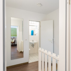 Blick vom Elternschlafzimmer in den Flur und das kleine Duschbad der oberen Etage der Ferienwohnung P7. Die exklusive Ferienwohnung für 4 Personen liegt in der Residenz Kormoran in Prerow. Blick vom Elternschlafzimmer in den Flur und das kleine Duschbad der oberen Etage der Ferienwohnung P7. Die exklusive Ferienwohnung für 4 Personen liegt in der Residenz Kormoran in Prerow.