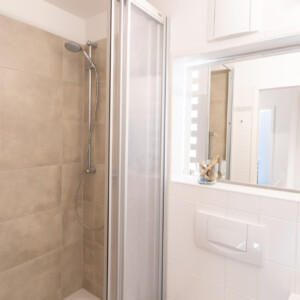 Das obere kleine Bad ist mit einer Dusche und WC ausgestattet. Die exklusive Ferienwohnung für 4 Personen liegt in der Residenz Kormoran in Prerow. Das obere kleine Bad ist mit einer Dusche und WC ausgestattet. Die exklusive Ferienwohnung für 4 Personen liegt in der Residenz Kormoran in Prerow.