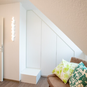 Clever in die Architektur des Hauses ingtegrierter Kleiderschrank. Die Ferienwohnung für 4 Personen in Prerow mieten. Clever in die Architektur des Hauses ingtegrierter Kleiderschrank. Die Ferienwohnung für 4 Personen in Prerow mieten.