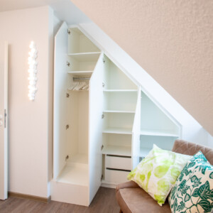 Der Kleiderschrank des Hauptschlafzimmers in der P7 wurde clever in die Architektur des Hauses ingtegriert. Die Ferienwohnung für 4 Personen in Prerow mieten. Der Kleiderschrank des Hauptschlafzimmers in der P7 wurde clever in die Architektur des Hauses ingtegriert. Die Ferienwohnung für 4 Personen in Prerow mieten.