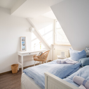 Sonnedurchflutet, das Mehrzweckzimmer in der exklusiven Ferienwohnung P7. Das Bett läßt sich ausziehen und bietet zwei zusätzliche Schlafplätze mit zwei hochwertigen und vollwertigen Matratzen mit je 90x200cm. Sonnedurchflutet, das Mehrzweckzimmer in der exklusiven Ferienwohnung P7. Das Bett läßt sich ausziehen und bietet zwei zusätzliche Schlafplätze mit zwei hochwertigen und vollwertigen Matratzen mit je 90x200cm.