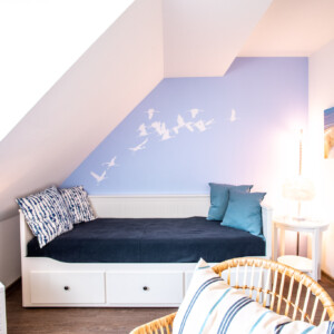 Das Bett im Mehrzweckzimmer wurde hier als Sitzgelegenheit konfiguriert. So lässt es sich wunderbar mobil arbeiten in der exklusiven Ferienwohnung P7. Das Bett im Mehrzweckzimmer wurde hier als Sitzgelegenheit konfiguriert. So lässt es sich wunderbar mobil arbeiten in der exklusiven Ferienwohnung P7.