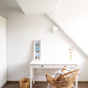 Der kleine Schreibtisch im Mehrzweckzimmer der Ferienwohung P7 bietet genug Platz zum Postkarten Schreiben oder beim mobilen Arbeiten in schönster Ostsee Atmosphäre. Das Mehrzweckzimmer der Ferienwohung P7 für 4 Personen bietet genug Platz zum Postkarten Schreiben oder beim mobilen Arbeiten in schönster Ostsee Atmosphäre.