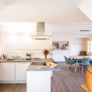 Ferienwohnung Traumstrand (P7) für 4 Personen und ein Kind in der Residenz Kormoran in Prerow. Exklusiv eingerichtete, geräumige Maisonette-Ferienwohnung im Darß direkt an der Ostsee. Ferienwohnung-P7-für-4-Personen-Residenz-Kormoran-Prerow-Darss-Ostsee