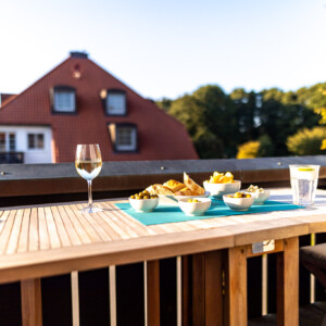 Genießen Sie den Abend auf unserem kleinen Balkon in der Ferienwohnung P7 in Prerow an der Ostsee. Genießen Sie den Abend auf unserem kleinen Balkon in der Ferienwohnung P7 in Prerow an der Ostsee.